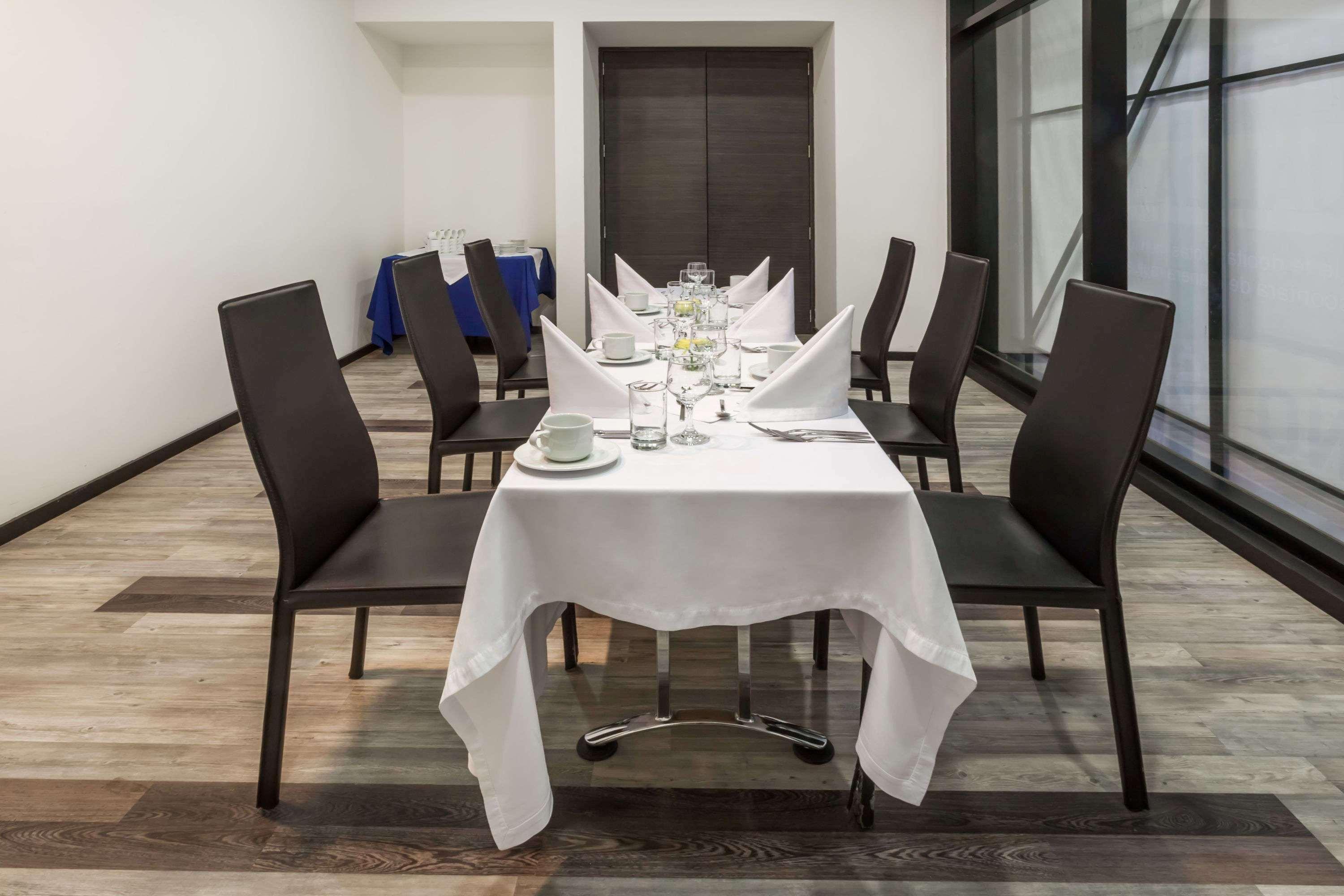 Wyndham Bogota Hotell Eksteriør bilde A table set for fine dining