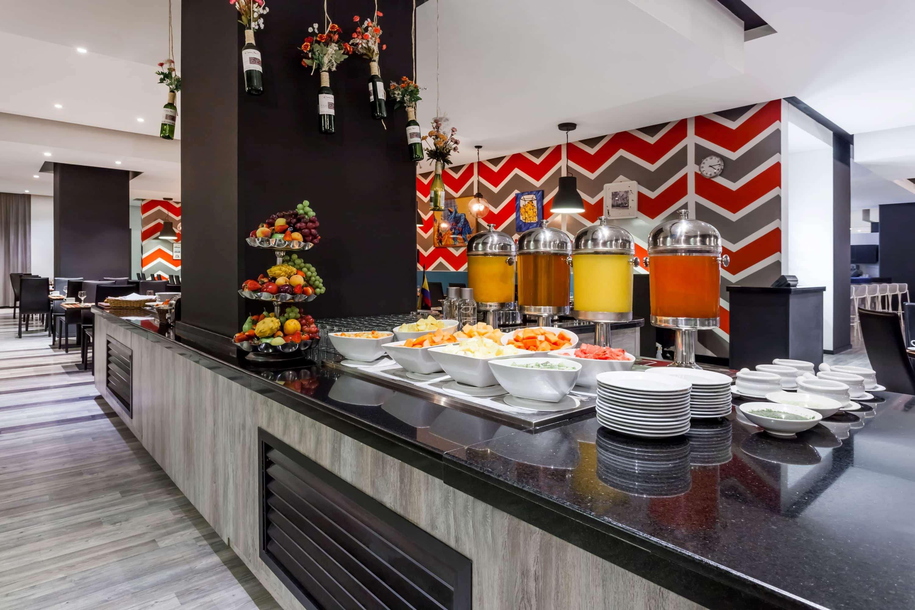 Wyndham Bogota Hotell Eksteriør bilde The buffet at the hotel